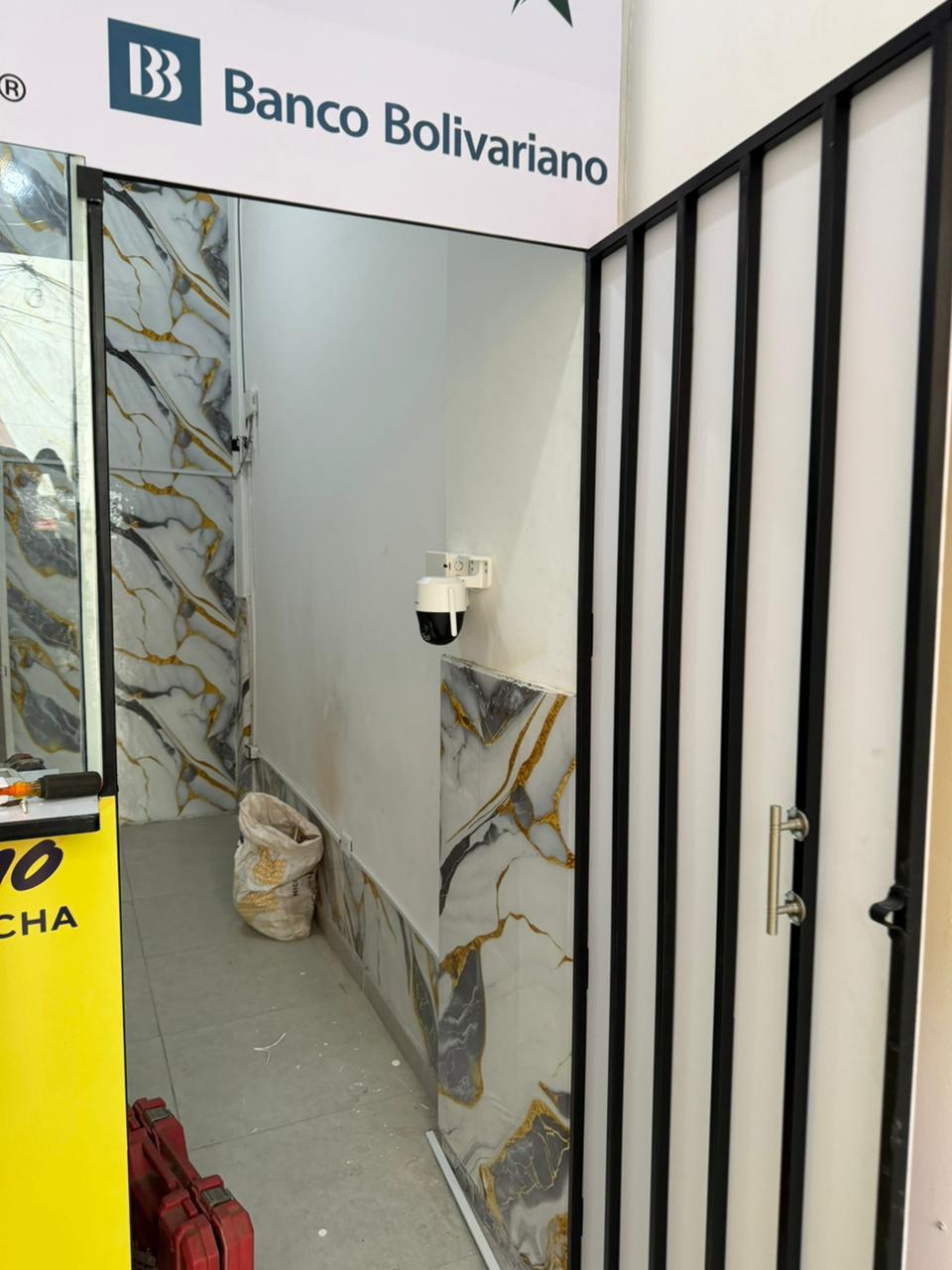 Cámara de seguridad instalada en Banco Bolivariano